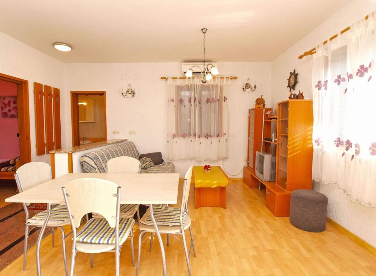 Alma Apartment Porec Bagian luar foto